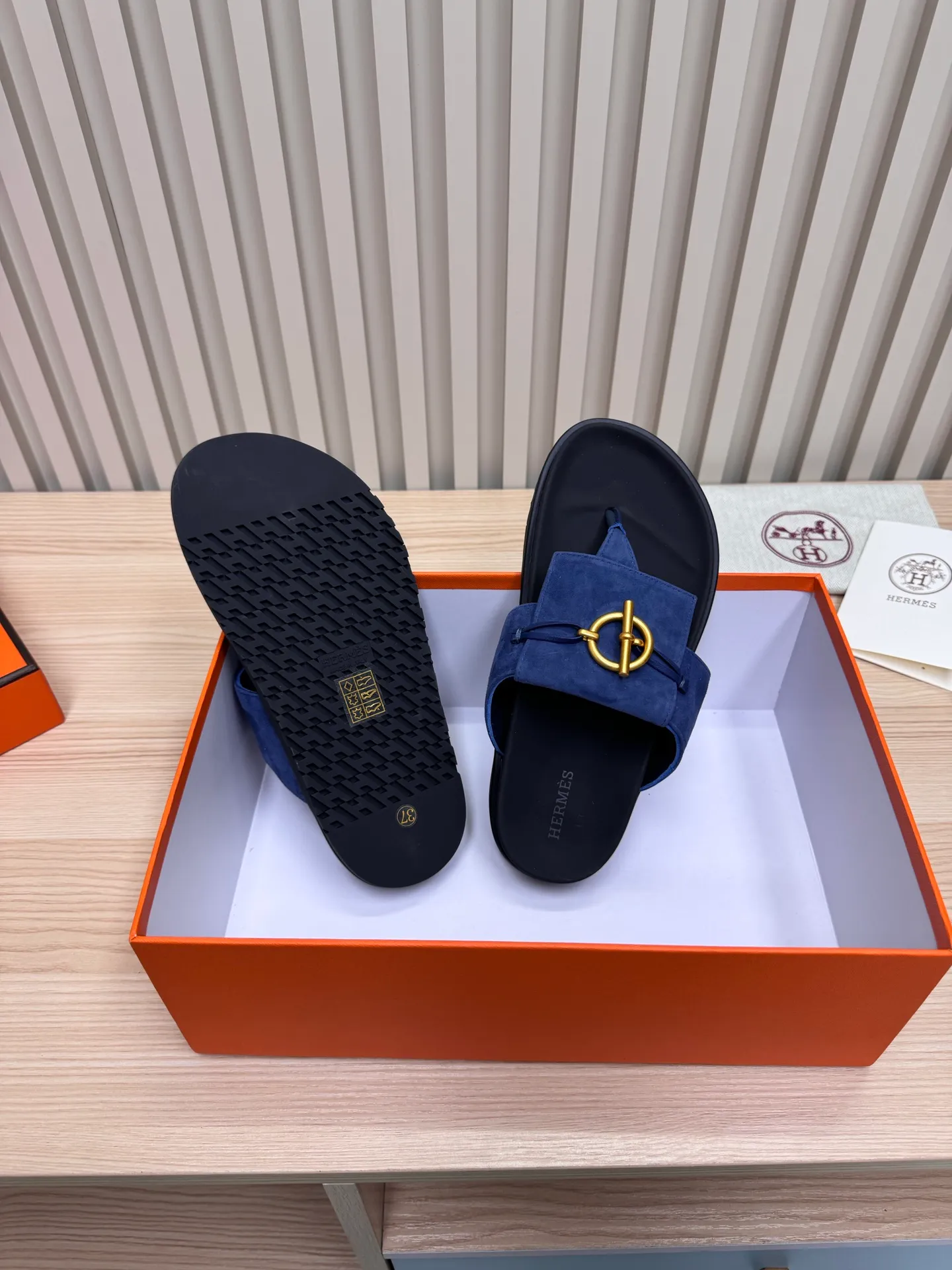 👟👟Ex-factory price 502👟👟Hermes🐎The extremely popular couple’s slippers/the latest hardware buckle sandals and slippers, paired with various colorful socks, so trendy!  ———————— Upper: imported cowhide/sheep leather/cloth/palmprint leather lining: imported cowhide/sheepskin outsole: Tpu non-slip and wear-resistant outsole Female size: 35-42 (40.41.42 non-returnable and non-exchangeable) Male code: 39-45 (45 non-returnable and non-exchangeable)